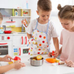 enfants-jouant-jeu-cuisine